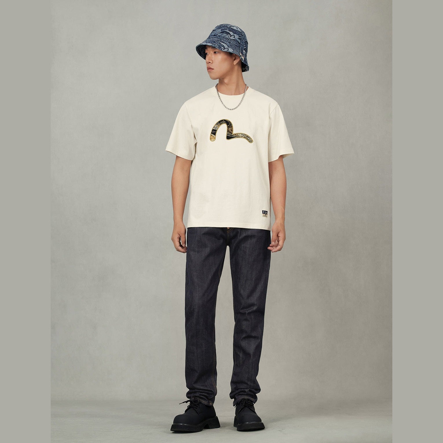 Brocade Seagull Appliqué Regular Fit Short Sleeves T-shirt CREAM | Men's Apparel | EVISU | 2EAHTM5TS1161X XCT-Ecru Brocade Seagull Appliqué Regular Fit Short Sleeves T-shirt CREAM | Men's Apparel | EVISU | 2EAHTM5TS1161X XCT-Ecru
