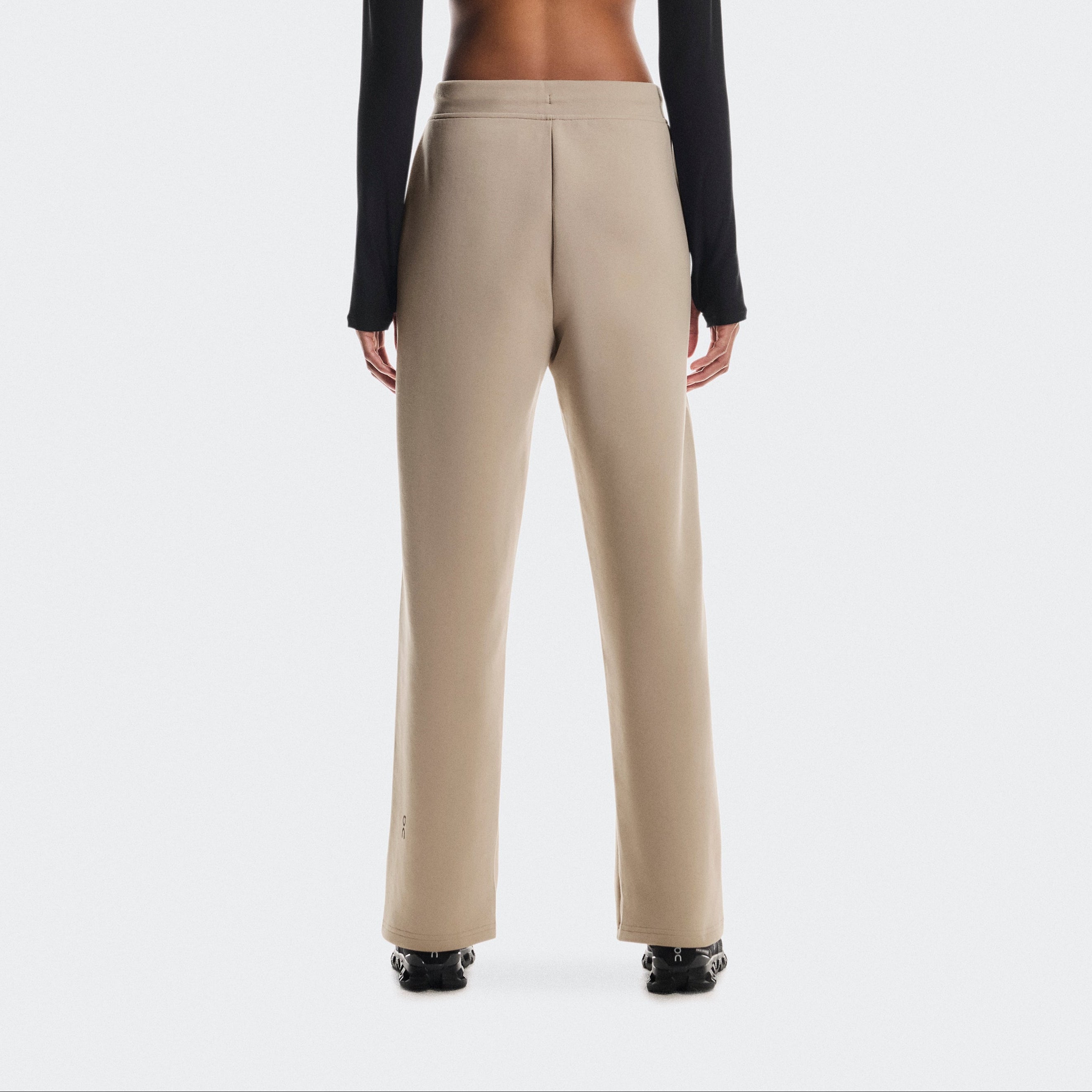 Focus Tech Sweatpants Desert W | Women's Apparel | On | 1WF30390603 Focus Tech Sweatpants Desert W | Women's Apparel | On | 1WF30390603